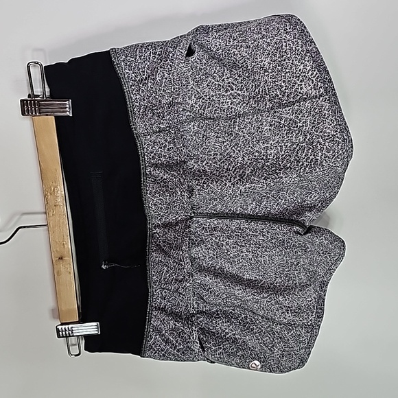 Lululemon white and black size 2 Speed Shorts - Picture 4 of 7